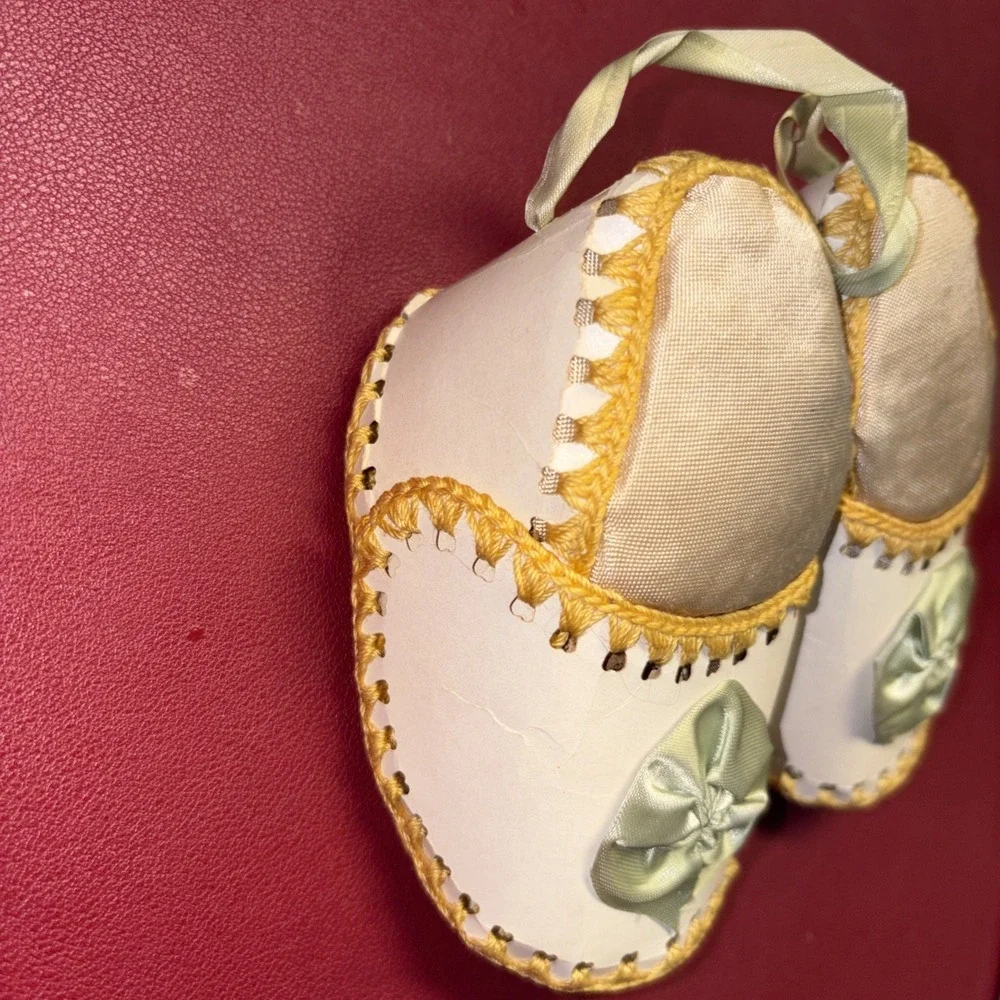 *Vintage Baby Shoe Sewing Pin Cushions Hand Crochet Trim